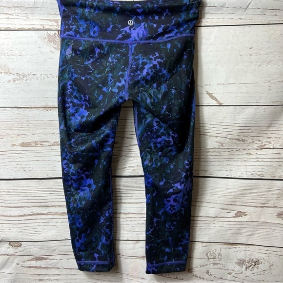 Lululemon Wunder Under Crop II *Full-On Luon
Floral Sport Backdrop Iris Flower - Picture 7 of 9